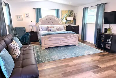 Image de LikeHome2/Serene/Dedicated Wi-Fi/ Close to the Hub/Extended Stays