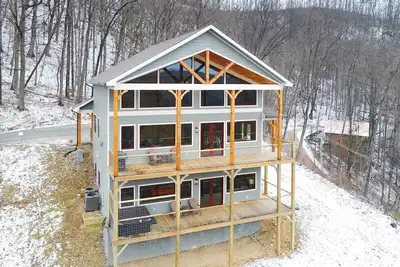 Image de Mtn Views, Fireplace, & 2-Story Wall of Windows! 🔥