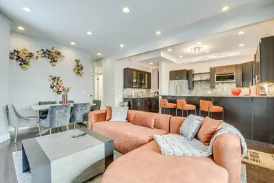 Image de Spacious Condo w/ Deck ~ 3 Mi to Downtown Chicago!