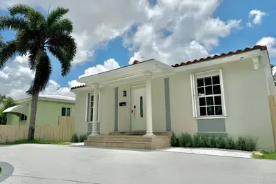 Image de 3 bedroom 2 bath home walking distance to airport