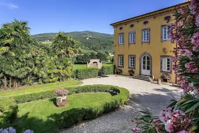 Image de Villa à Vorno avec 12 chambres à coucher, 24 couchages