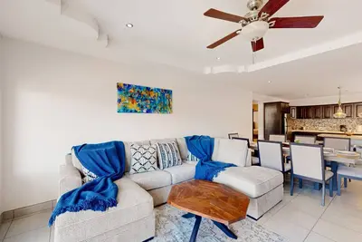 Image de Tropical apartment near the beach with on-site pool & private balcony