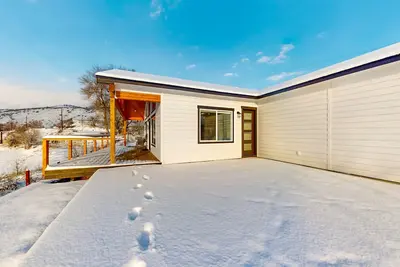Image de Adventure pad with water views, deck, open layout, games, W/D, & central Ac