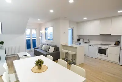 Image de Penthouse de rêve avec piscine, mini golf et aire de jeux pour enfants à quelque