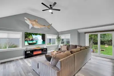 Image de Fully Updated Home Near Wildemere Beach, Walk to Water, Pet Friendly Fenced Yard