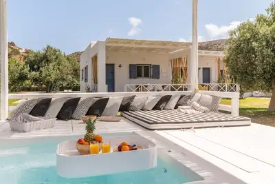 Image de Appartement dans un hôtel \"Ow Andros Luxury Suites 5\" avec vue sur montagne, terrasse et Wi-Fi