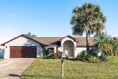 Image de Sunshine Villa:3br Home with Sparkling Heated Pool/Huge Backyard