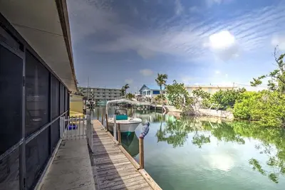 Waterfront Hideaway~ Canal Front Home, 24' Dock