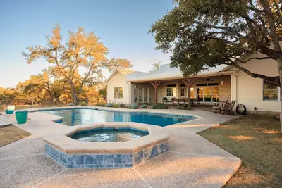 Image de Austin Hillside Hideaway- 2 Acre Lot, Private Pool + Close to Austin!