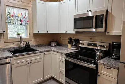 Image de Popplestone Point-Nestled in woods next to Acadia!