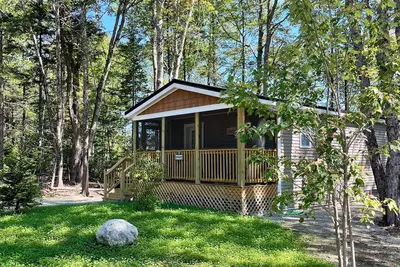 Image de Swans Chalet -Tranquil forest cottage near Acadia!