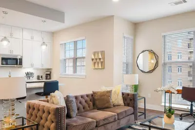 Image de Reluxme|Uptown 2br w/ Hot Tub, Gym, Pools & Views