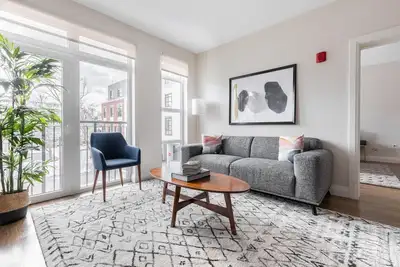 Image de Luxe Newton 2br w/ W/D, nr Dining & Shopping, by Blueground