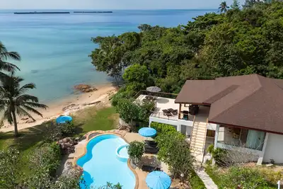 Image de Beachfront Villa - 3 En-Suite Air Conditioned Bedrooms - Housekeeper Included.
