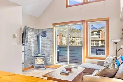 Image de Canmore Mountain view loft * heated outdoor pool*