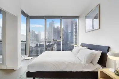 Image de Sleek 2-Bed City High-Rise with Amenities