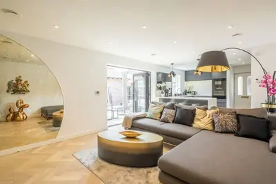 Image de Luxury 2 Bedroom Apartment with Parking