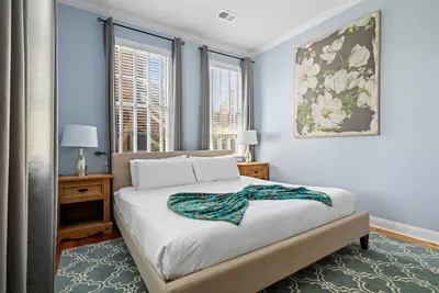 Image de Downtown | Grill | Sleeps 6 | Steps from King St