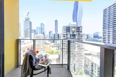Image de A Chic 2br Apt, City Views Near Southern Cross