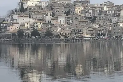 Image de The Old Town and the Lake