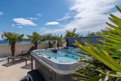 Image de Fantastic garden terrace with jakuzzi and a Bbq, right near the beach