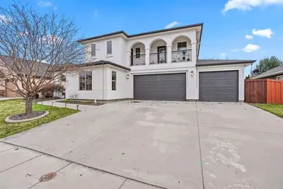 Image de Large Modern 5 Bedroom Custom Home Centrally locat