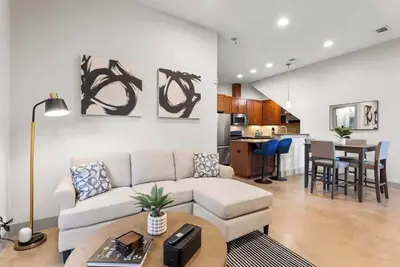 Image de Sleek & Cozy 3-Br Home Near Downtown & 704 Spot!