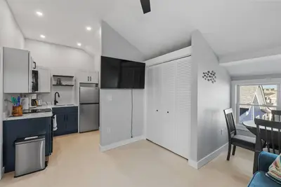 Beach Condo 5 Min Walk to Beach, Shops, Boardwalk