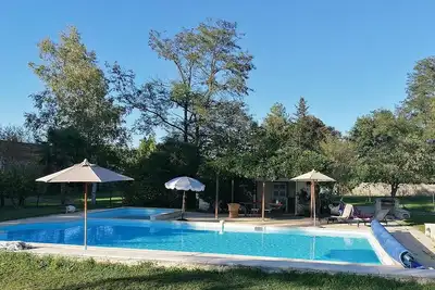 Image de Un gîte en pierre situé dans le parc d'un mas dans la campagne charentaise