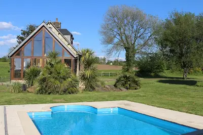 Image de La Bergerie. \nGîte au coeur du bocage normand, avec piscine et court de tennis.