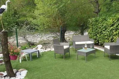 Image de Studio avec jardin au bord de la rivière avec jacuzzi