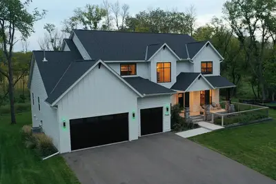 Image de New Build Family Home in Minnetonka - Space, Views, Privacy, and a Hockey Rink