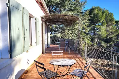 Image de Au centre du village, maison avec beau jardin arboré, piscine chauffée