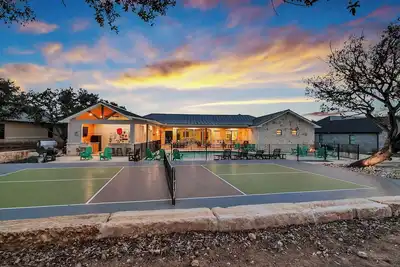Image de Pickle Houz, Pickleball Court, Pool, Golf@ Frio River Vacation Rentals