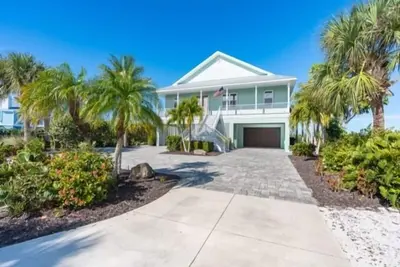 Image de Embrace the epitome of coastal living