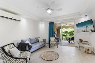 Image de Beachside Bliss Modern New 2 Bedroom Condo with Lovely Pool and Garden