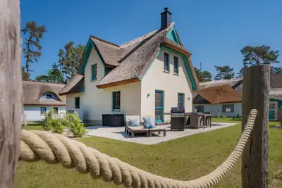 Image de Thatched-roof house for 4 people with sauna, wellness shower and fireplace