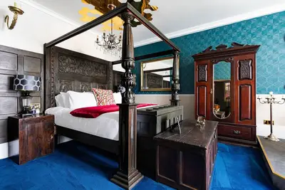 Image de Famille-Appartement-Salle de bain privée-Vue sur la cour-The De Vere Suite