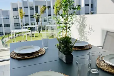 Image de Pure South – Élégance moderne avec vue mer