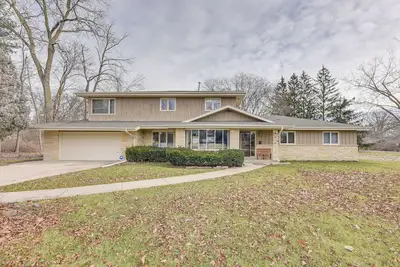 Image de Convenient Racine Home: 4 Mi to Lake Michigan!