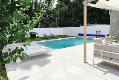 Image de Villa contemporaine avec jardin et piscine