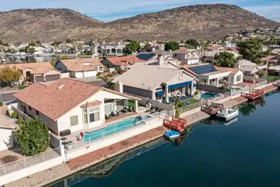 Image de Lakefront Home complete with Mountain Views, Pool, Putting Green & Paddle Boat!