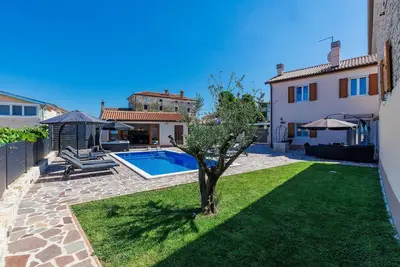 Image de Charming Villa nestled in a region renowned for its exceptional wineries.