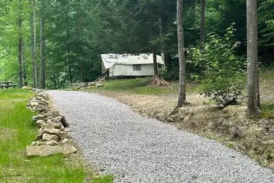 Image de Glamping safari tent overlooking pond with woodstove. Kid and pet friendly.