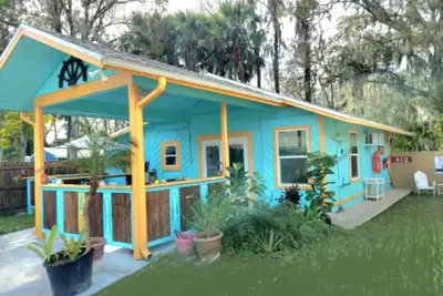 Image de 🐬 🌴🏄‍♀️New! Affordable Cottage, Private, close to shops, restaurants &beach. .