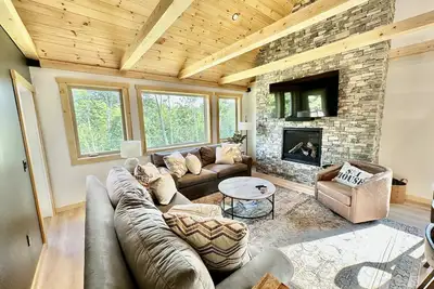 Image de Luxury Home Near Attitash w/ Hot Tub & Mountain Views