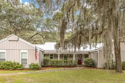 Image de Indulge in the ultimate experience at Quite a Catch in coastal Darien, Ga.