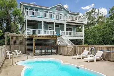 Image de Private Home 5min walk to Beach with Top Deck Spa!