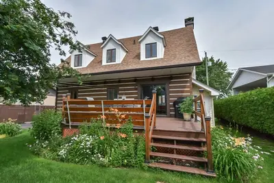 Image de Charmante et spacieuse maison canadienne, près de tout!