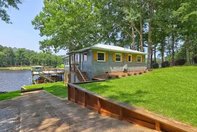Image de Waterfront cottage with private two-story boat dock